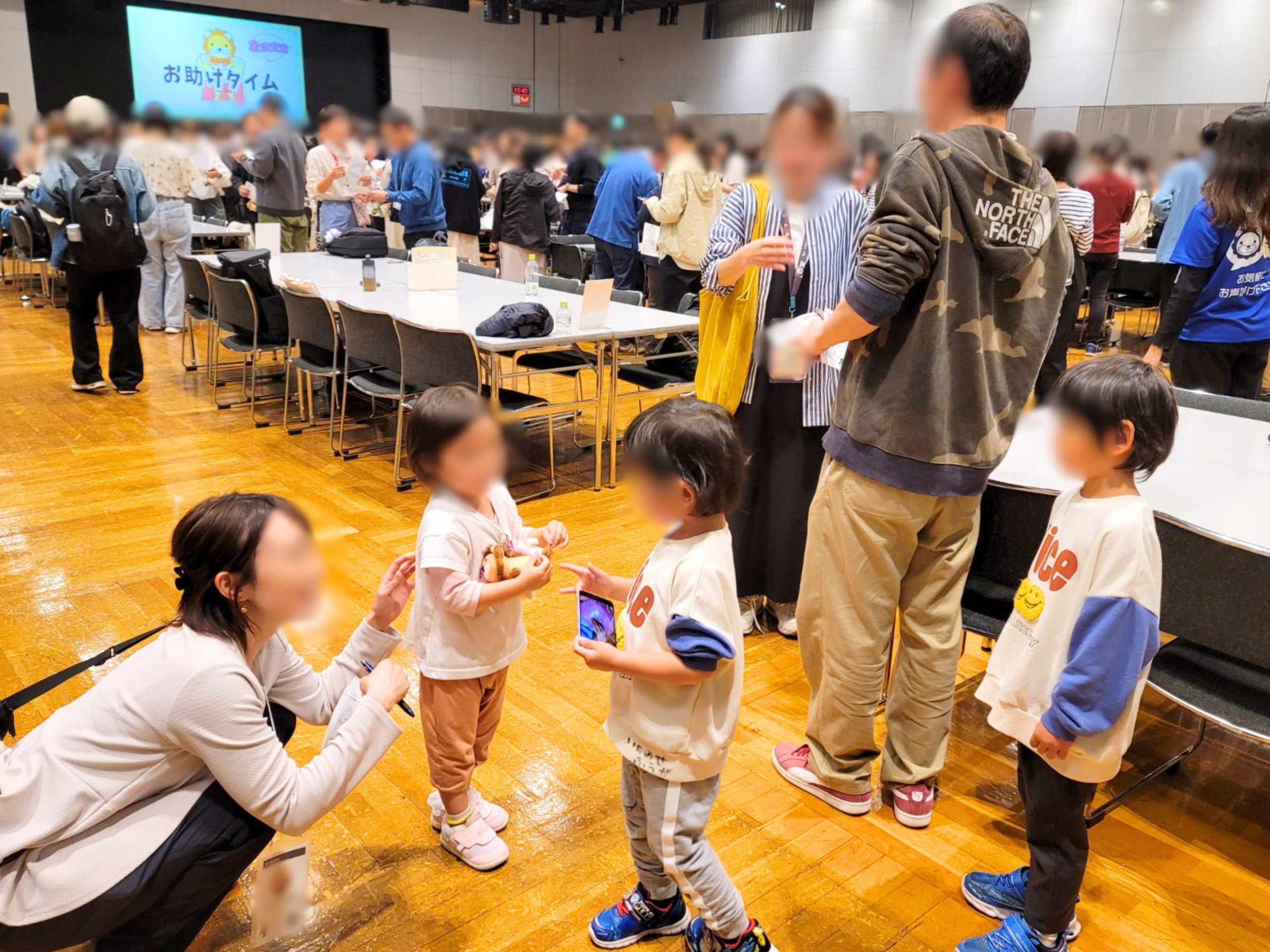 お助けタイムで交流する親子の参加者